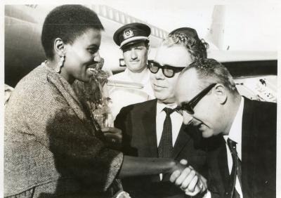Miriam Makeba greeted by Jacob Ori at Ben Gurion Airport, 1963. Copyright Wikimedia, Creative Commons